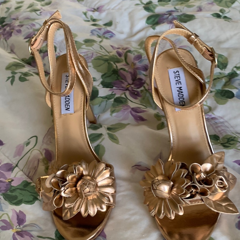 Beautiful leather rose gold Steve Madden sandals with ankle strap.
